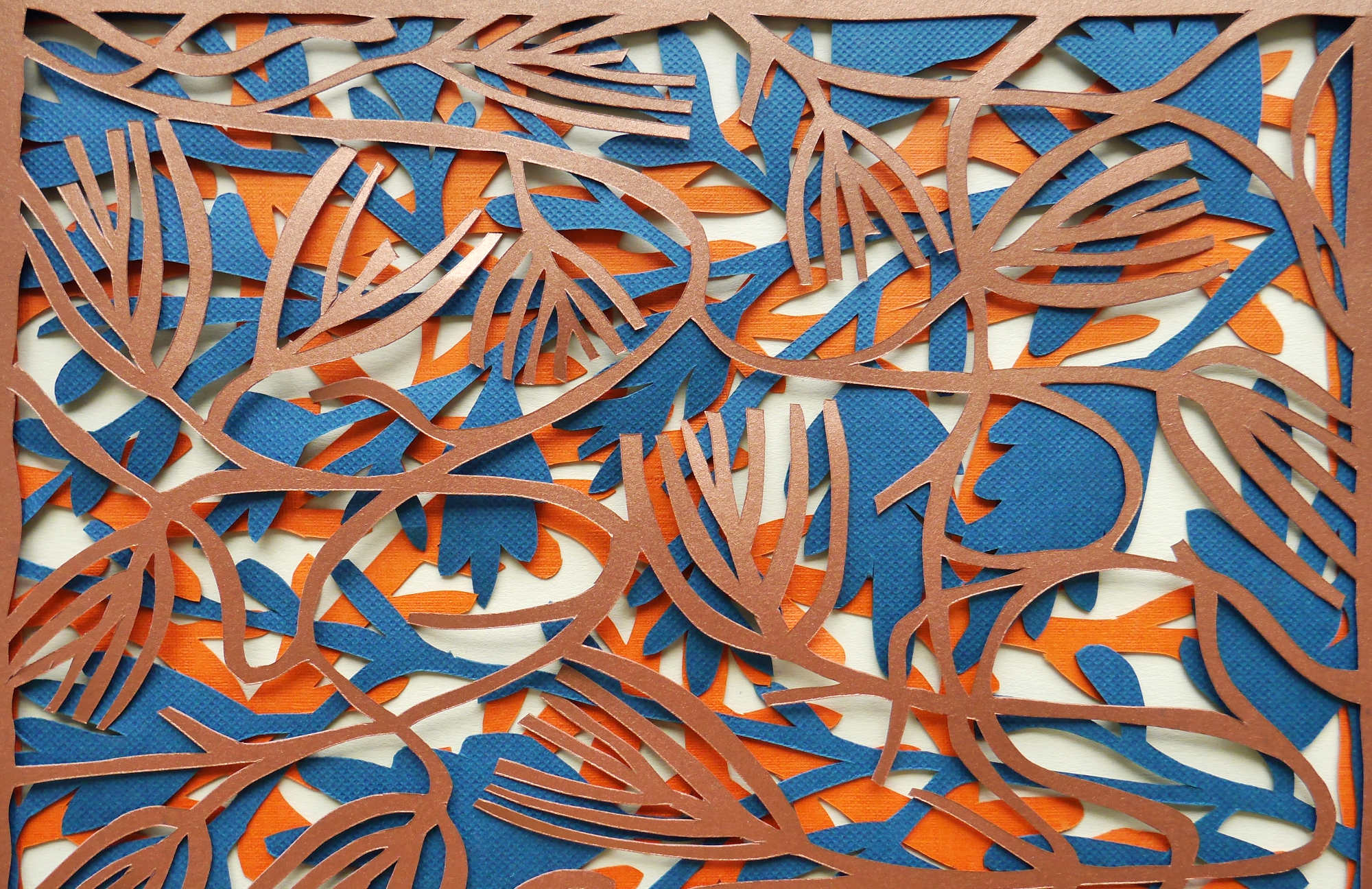 Schichten aus kunstvoll geschnittenem Papier übereinander gelegt.