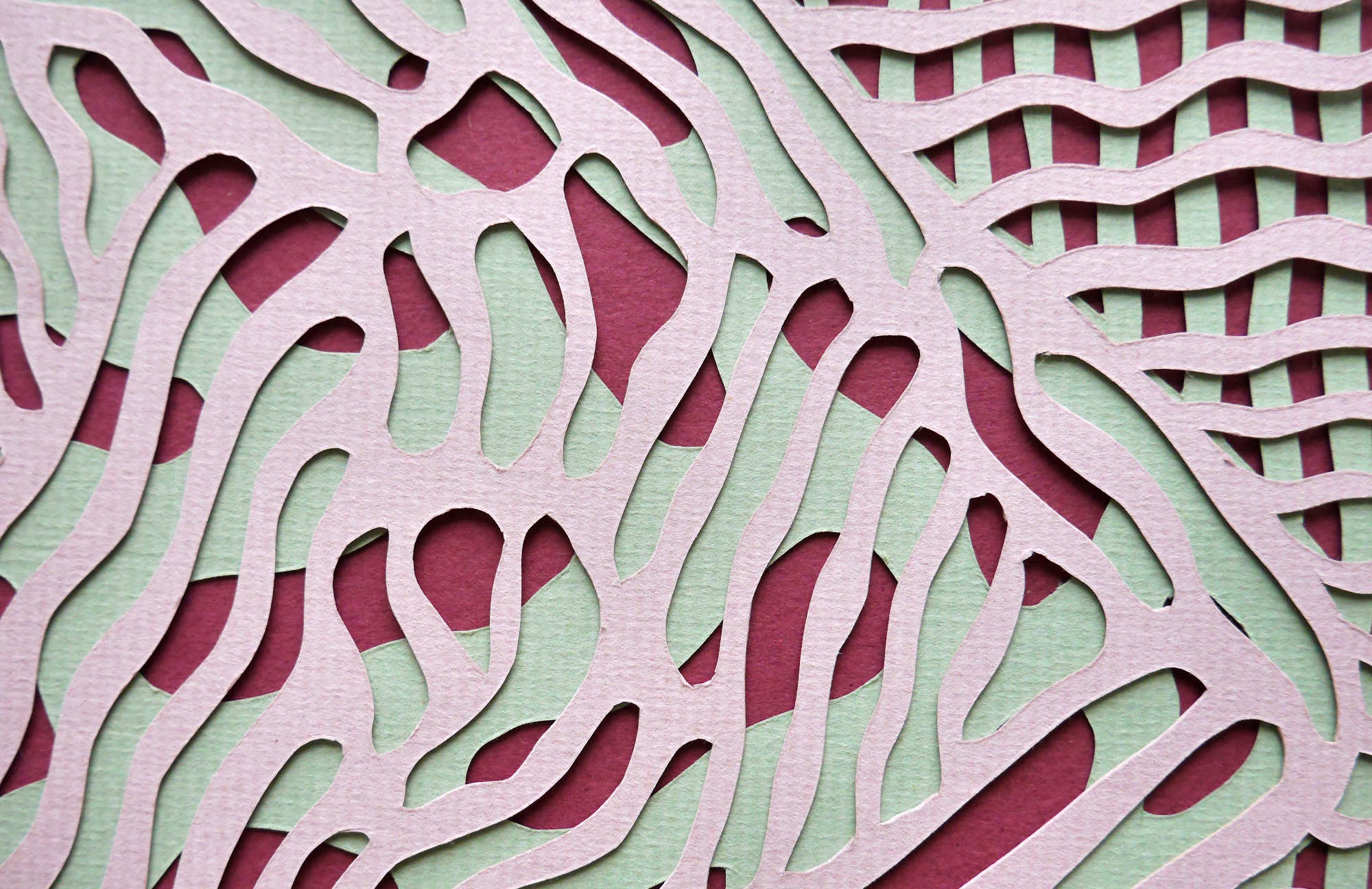 Schichten aus kunstvoll geschnittenem Papier übereinander gelegt.